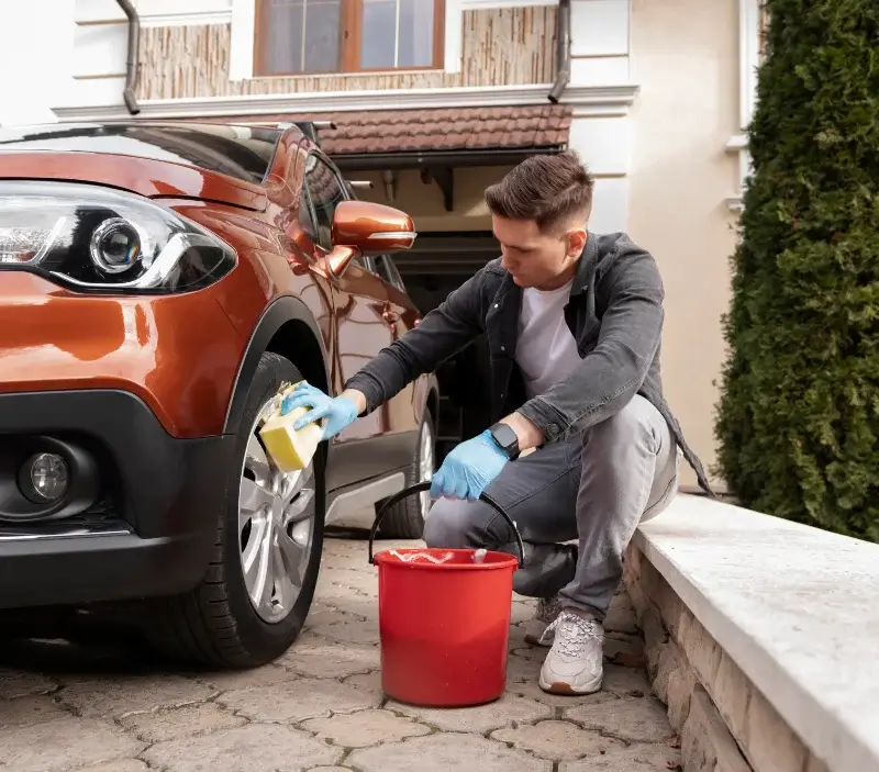 Lavage auto à domicile Saint-Jean-de-Barrou : professionnel intervenant sur un véhicule